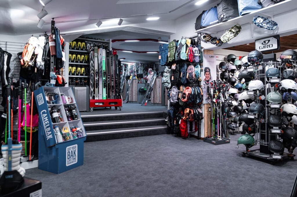 L'espace location de La Boit'askis : skis alignés, casques et sacs à dos.
