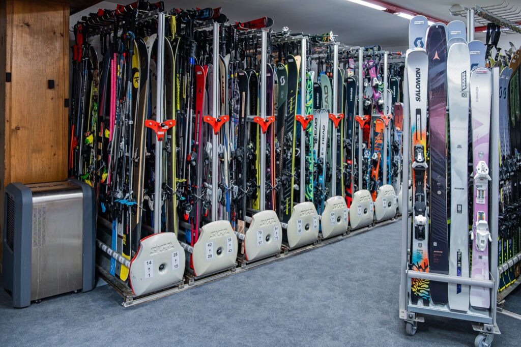 Le rayon location de La Boit'askis : des centaines de skis alignés par gamme sur les racks.