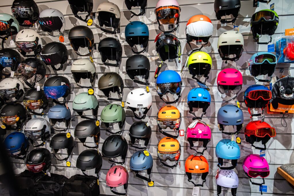 Le mur de casques du rayon vente : dizaines de modèles et de coloris.