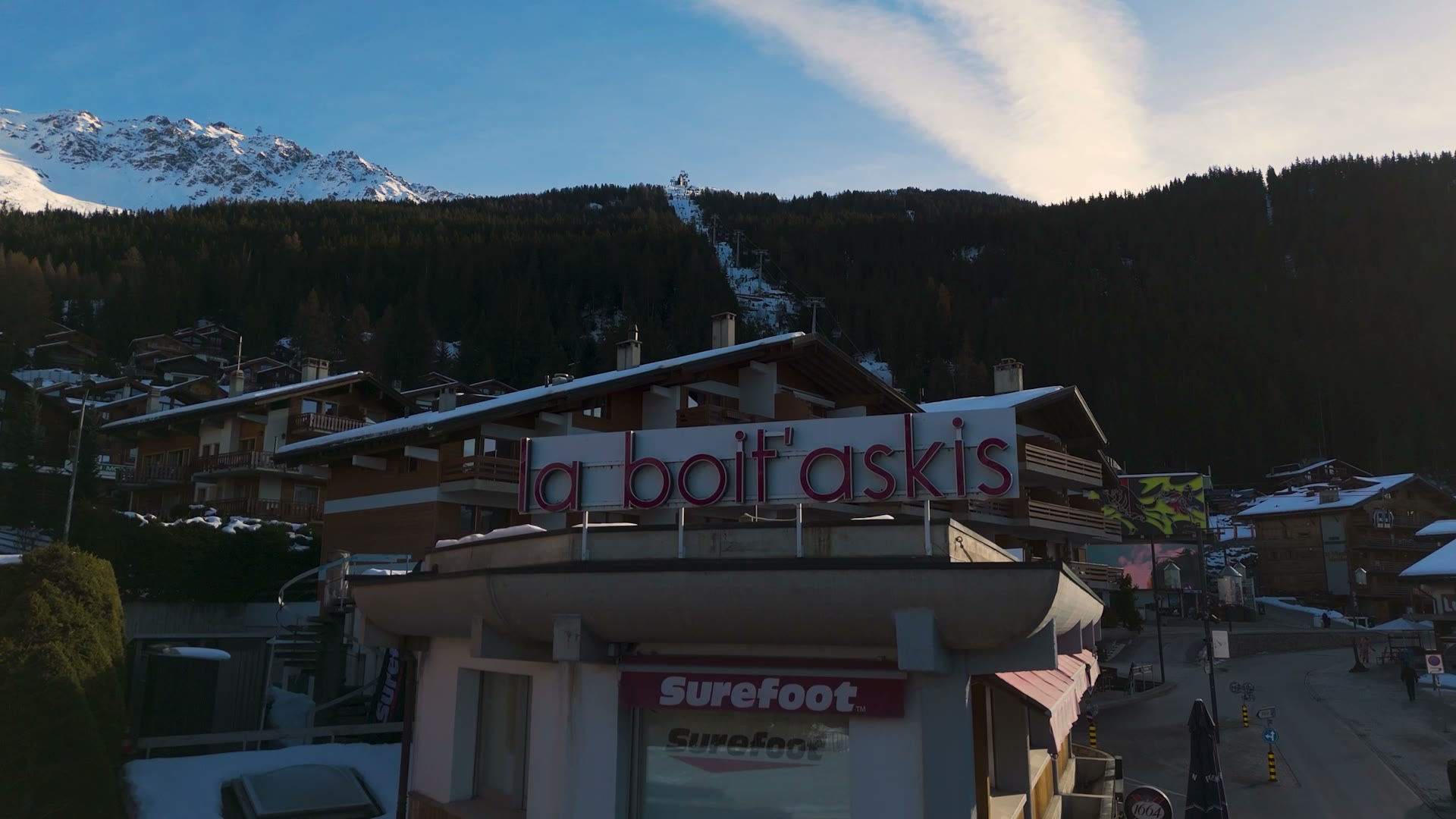 Le magasin La Boit'askis vu du ciel, son enseigne sur le toit, rue de Médran à Verbier.