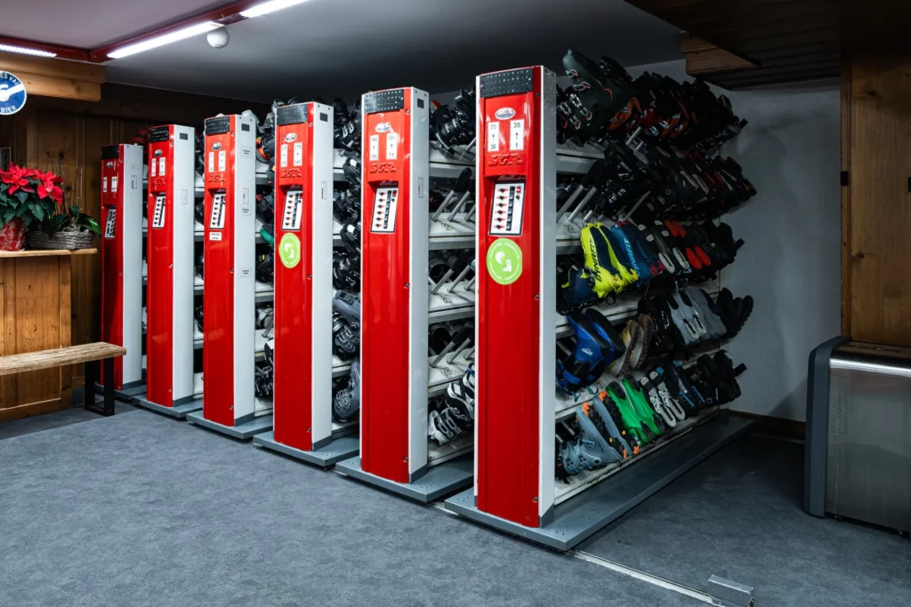 Les racks à chaussures de la consigne, où elles sèchent et sont désinfectées.