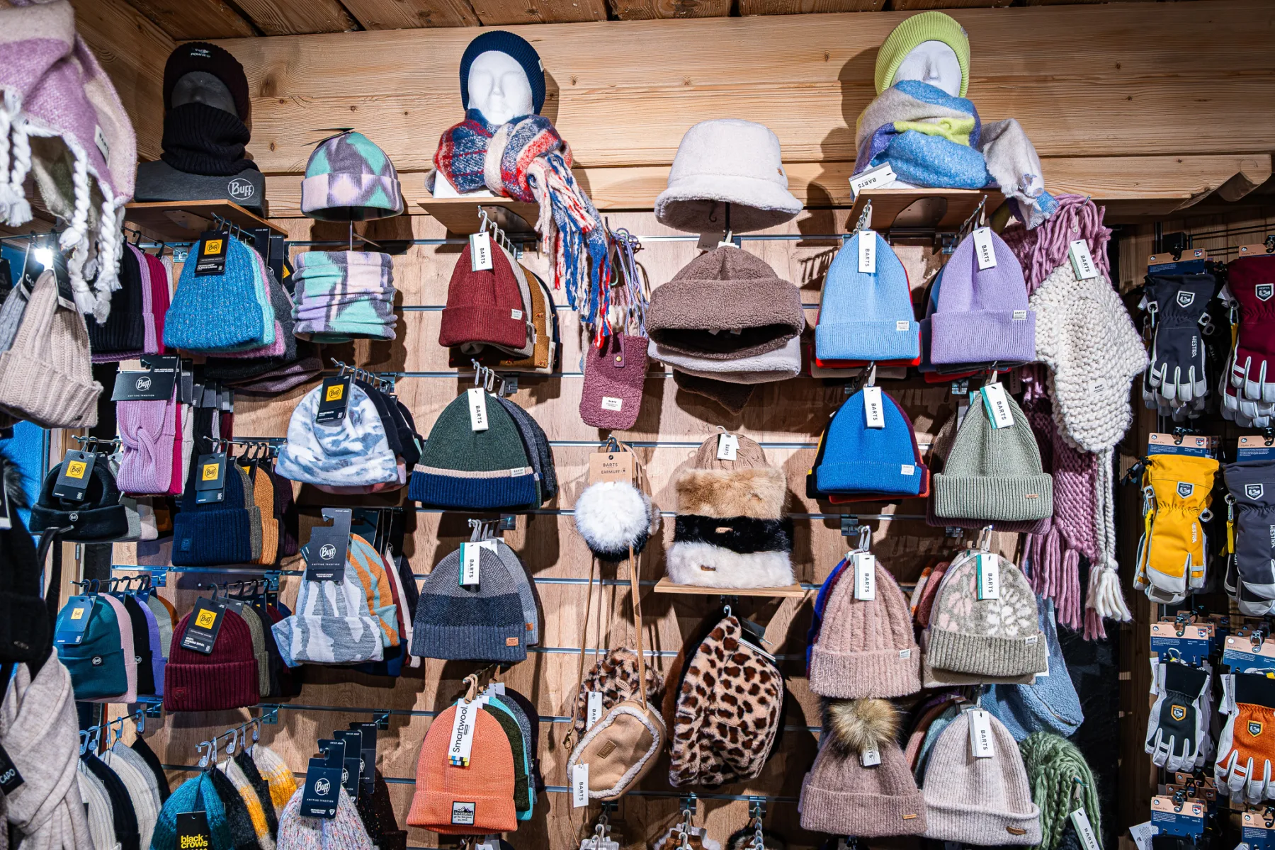 Bonnets, bandeaux et chapeaux au rayon accessoires.