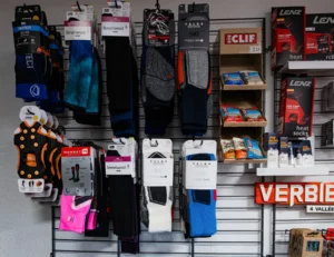 Le mur de chaussettes techniques et de chauffe-mains.
