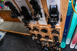 Le mur des fixations, prêtes à être montées à l'atelier.