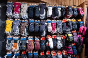 Le mur de gants : ski, snowboard, enfants.