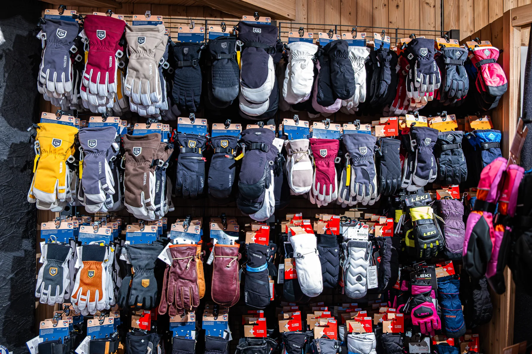 Le mur de gants : ski, snowboard, enfants.
