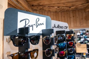 Le présentoir de lunettes de soleil Ray-Ban et Julbo.