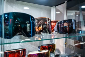 Masques de ski alignés en vitrine.