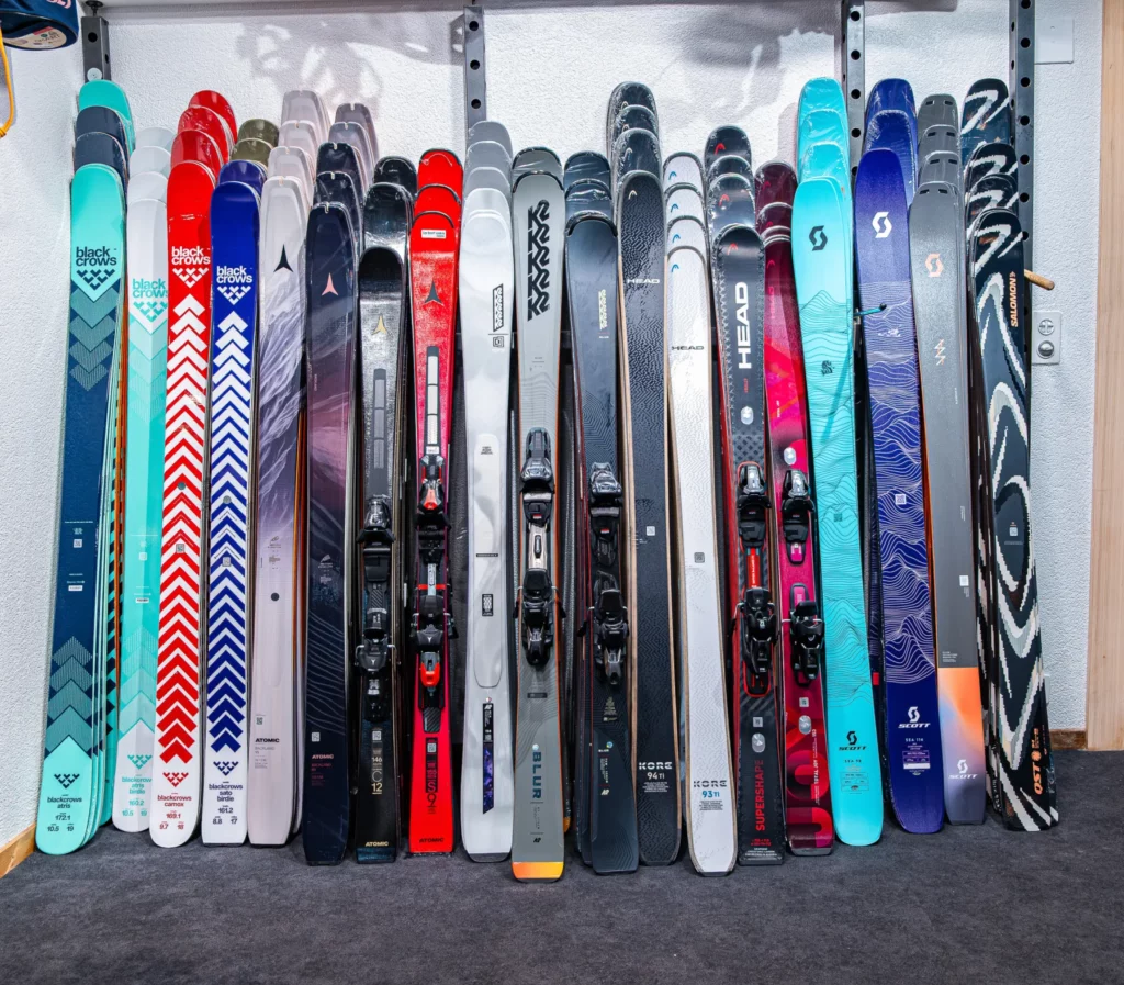Le mur des skis en vente, toutes marques et toutes largeurs.