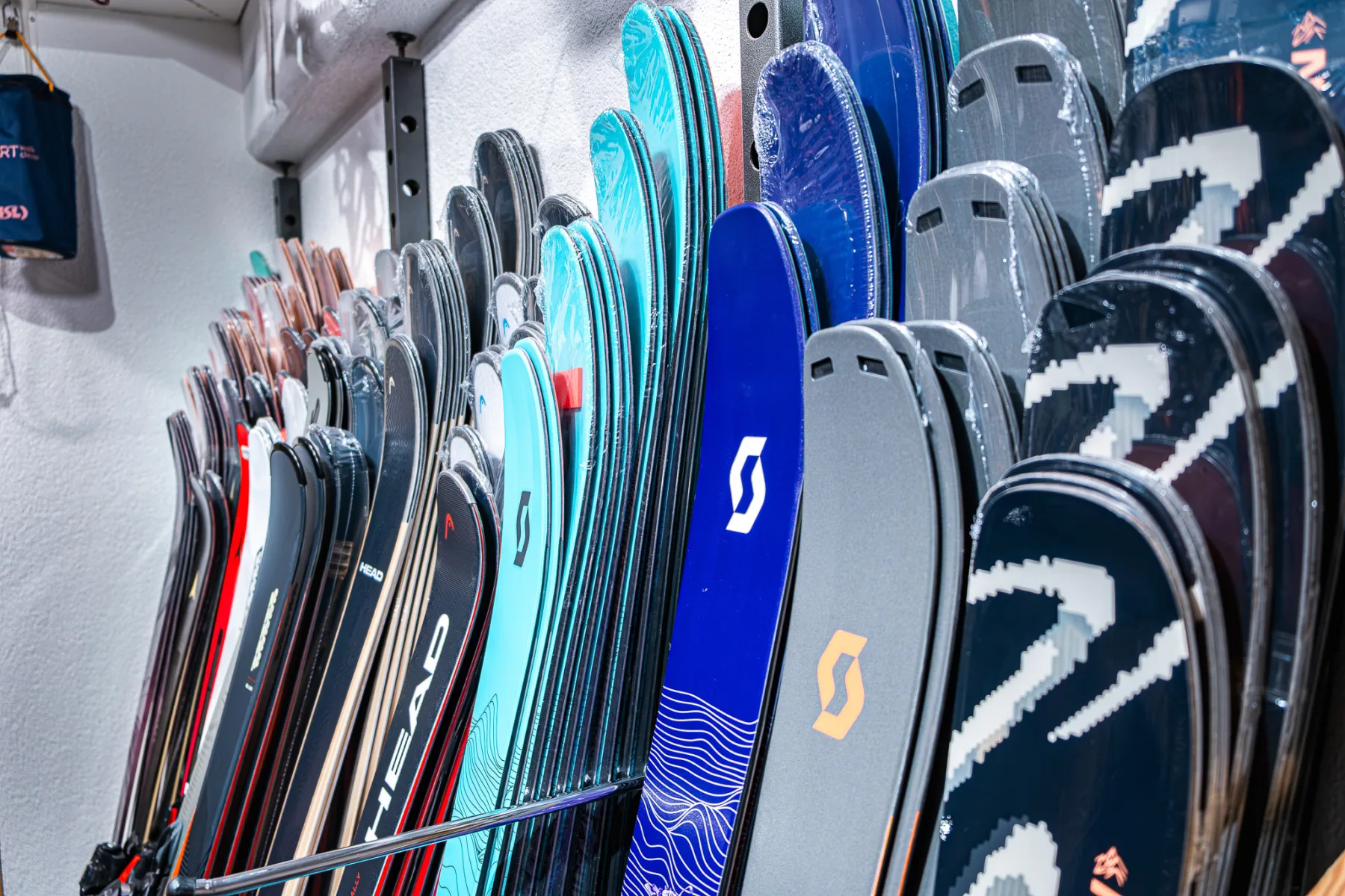 Skis Scott et Salomon alignés au rayon vente.