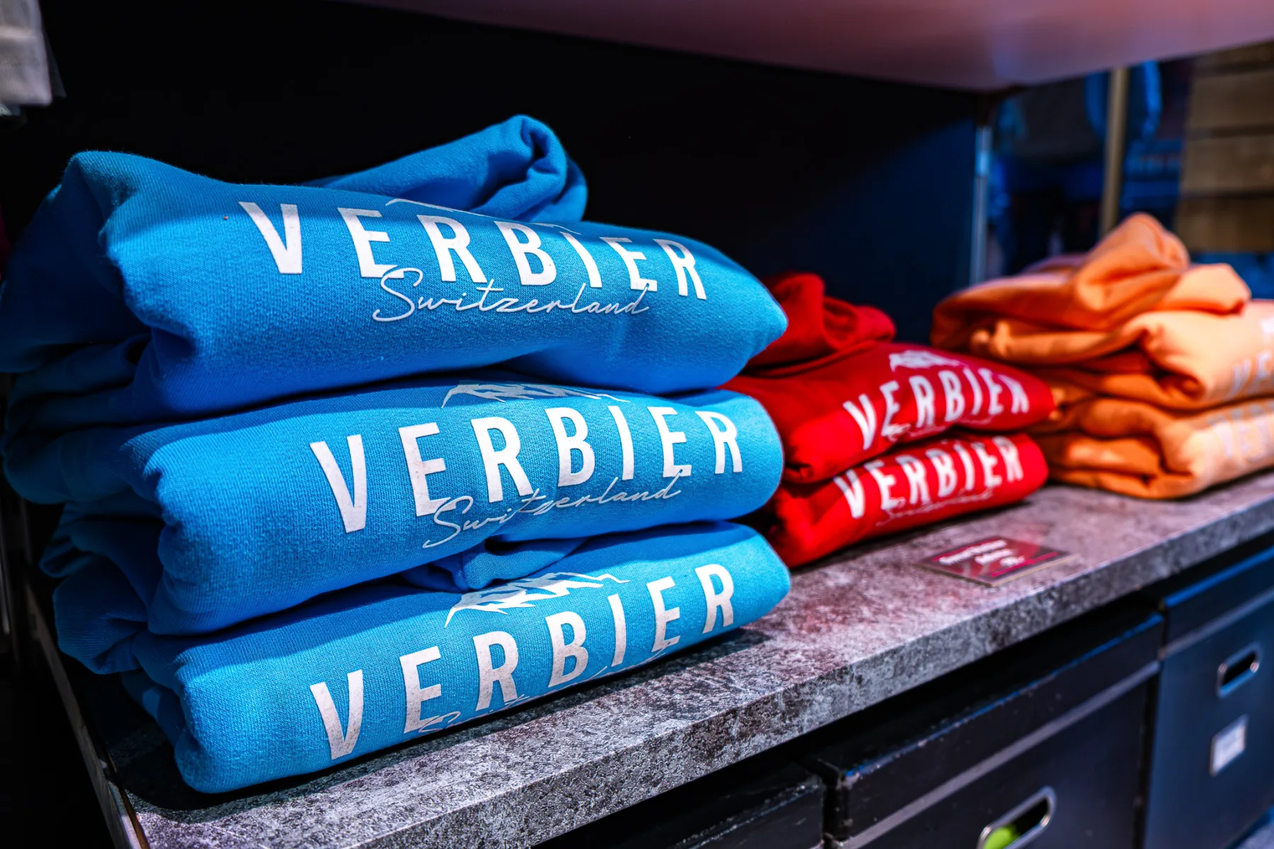 Les sweats Verbier, pliés en piles sur les étagères.