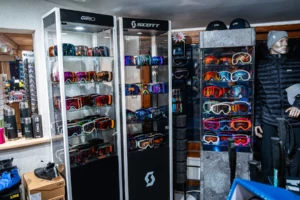 Les vitrines de masques de ski Giro et Scott.