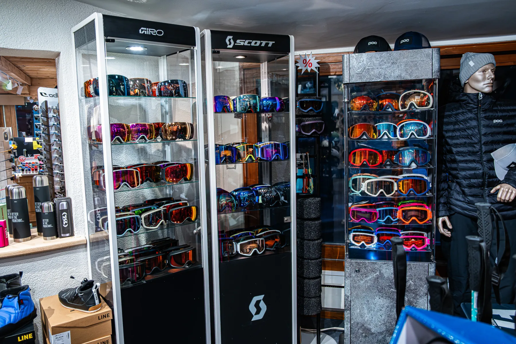 Les vitrines de masques de ski Giro et Scott.