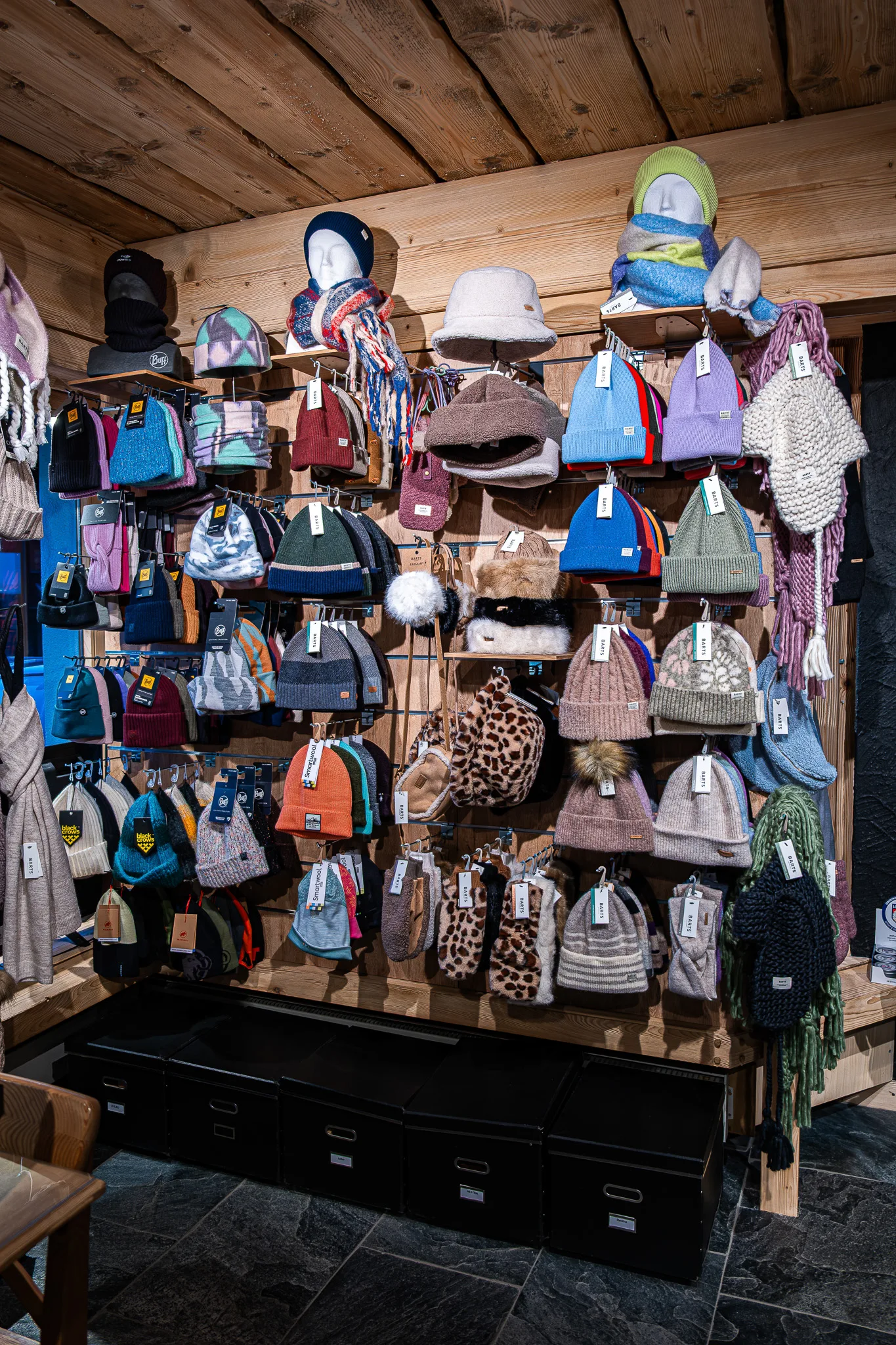 Bonnets et chapeaux sur le mur des accessoires.