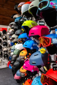 Casques de toutes les couleurs, pour adultes et enfants.