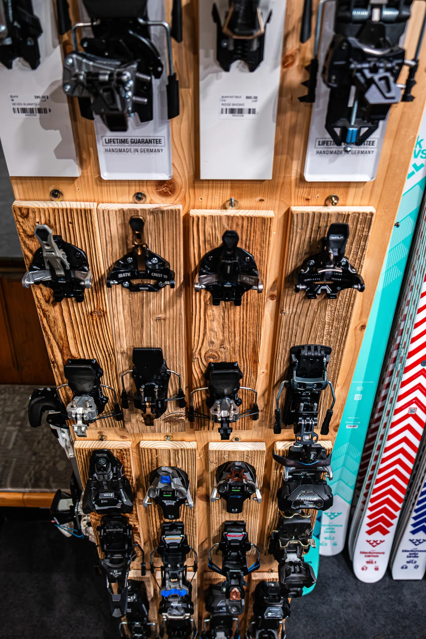 Le mur des fixations du rayon vente.