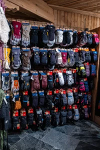 Le mur de gants et de moufles.