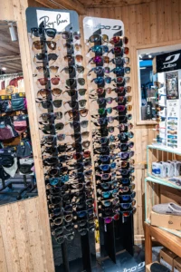 Le présentoir de lunettes de soleil Ray-Ban.