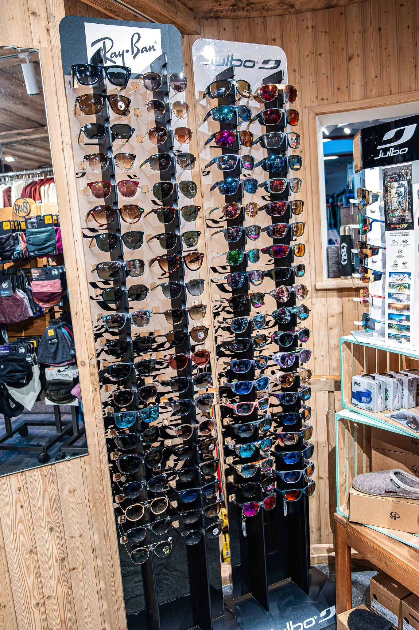 Le présentoir de lunettes de soleil Ray-Ban.