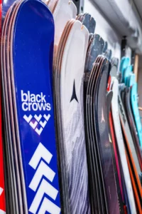 Skis Black Crows, Head et Atomic au rayon vente.