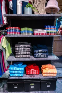 Les étagères de vêtements Verbier.
