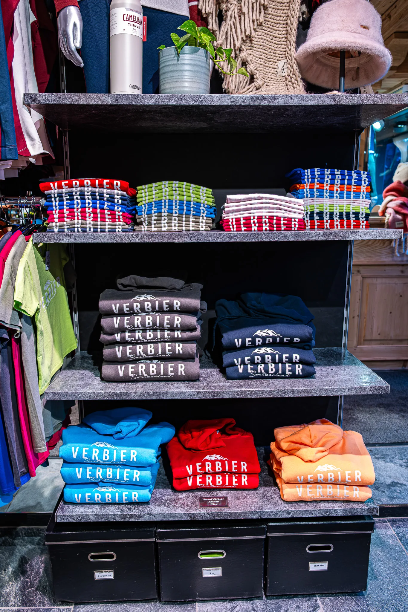 Les étagères de vêtements Verbier.